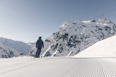 Skifahren vor der imposanten Madrisa in Gargellen | © Gargellner Bergbahnen, Daniel Zangerl