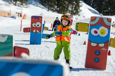 ein kleiner Junge lernt Skifahren im Kinderland Gargellen.  | © Schischule Gargellen 